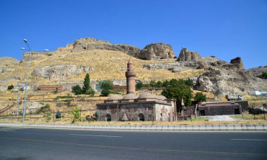 Türkiye 'nin Adilcevaz ilçesinde yer alan Tuğul Bey Camii 16. yüzyılda inşa edildi..