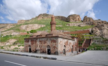 Türkiye 'nin Adilcevaz ilçesinde yer alan Tuğul Bey Camii 16. yüzyılda inşa edildi..