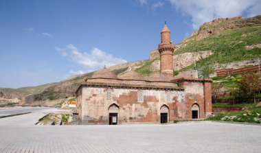 Türkiye 'nin Adilcevaz ilçesinde yer alan Tuğul Bey Camii 16. yüzyılda inşa edildi..