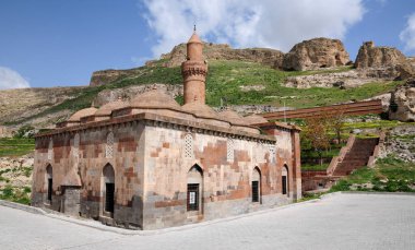 Türkiye 'nin Adilcevaz ilçesinde yer alan Tuğul Bey Camii 16. yüzyılda inşa edildi..