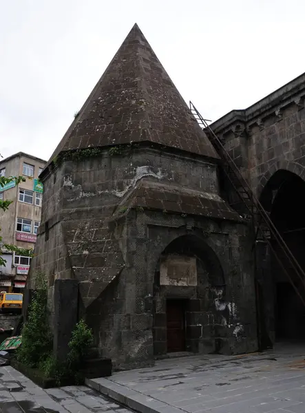 Bitlis, Türkiye 'de yer alan Serefiye Camii, 1529 yılında inşa edildi..