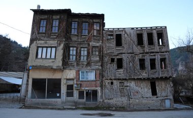 Türkiye 'nin Bolu kentinde yer alan Mudurnu Kasabası, eski Osmanlı evleri ve tarihi eserleriyle önemli bir turizm kentidir..