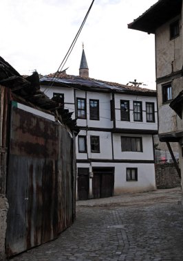 Türkiye 'nin Bolu kentinde yer alan Mudurnu Kasabası, eski Osmanlı evleri ve tarihi eserleriyle önemli bir turizm kentidir..