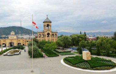 Gürcistan 'ın Tiflis şehrinde yer alan Sameba Katedrali, ülkenin en büyük kilisesidir..