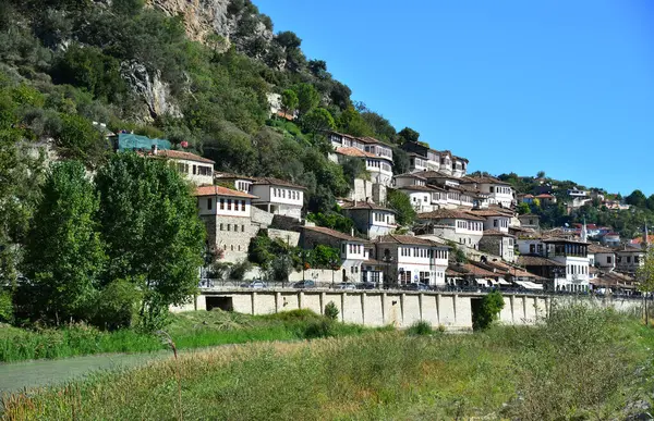 Arnavutluk 'un Berat kentindeki Tarihi Evler ve Berat Şatosu manzarası