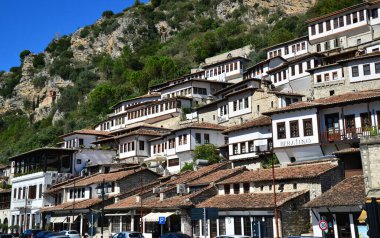 Arnavutluk 'un Berat kentindeki Tarihi Evler ve Berat Şatosu manzarası