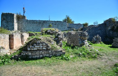 Arnavutluk 'un Berat kentindeki Tarihi Evler ve Berat Şatosu manzarası