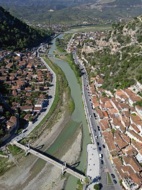 Arnavutluk 'un Berat kentindeki Tarihi Evler ve Berat Şatosu manzarası