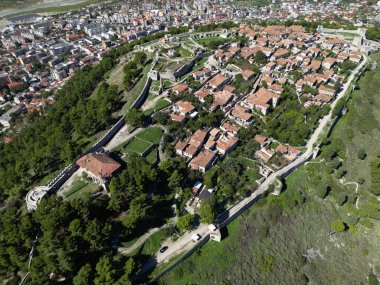 Arnavutluk 'un Berat kentindeki Tarihi Evler ve Berat Şatosu manzarası
