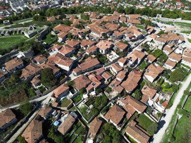 Arnavutluk 'un Berat kentindeki Tarihi Evler ve Berat Şatosu manzarası