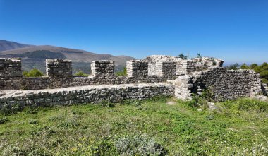 Arnavutluk 'un Berat kentindeki Tarihi Evler ve Berat Şatosu manzarası