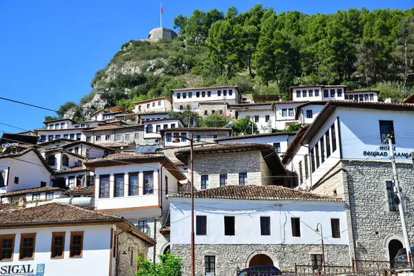 Arnavutluk 'un Berat kentindeki Tarihi Evler ve Berat Şatosu manzarası