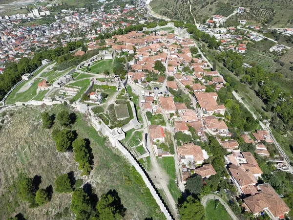 Arnavutluk 'un Berat kentindeki Tarihi Evler ve Berat Şatosu manzarası