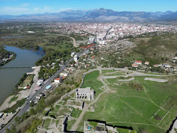 Arnavutluk 'un Şkodra kentinin manzarası