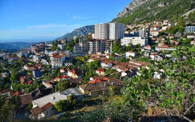 Arnavutluk 'un tarihi Kruje kasabasının manzarası