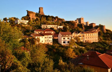 Arnavutluk 'un tarihi Kruje kasabasının manzarası