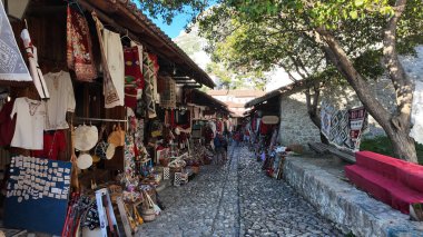  Arnavutluk 'un Kruje kentindeki tarihi Eski Pazar manzarası
