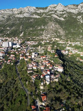 Arnavutluk 'un tarihi Kruje kasabasının manzarası