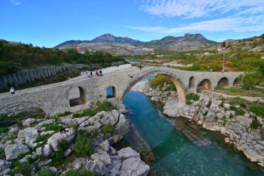 Arnavutluk 'un Şkodra kentindeki tarihi Mes Köprüsü, Osmanlı döneminde 18. yüzyılda inşa edildi..
