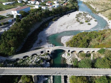 Arnavutluk 'un Şkodra kentindeki tarihi Mes Köprüsü, Osmanlı döneminde 18. yüzyılda inşa edildi..