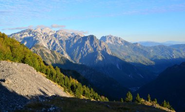 Arnavutluk 'taki Theth Village Arnavutluk Alpleri' nin en yüksek noktası. Bu dağlar Balkanlar 'daki en büyük dağlardan biri..