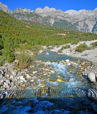 Arnavutluk 'taki Theth Village Arnavutluk Alpleri' nin en yüksek noktası. Bu dağlar Balkanlar 'daki en büyük dağlardan biri..