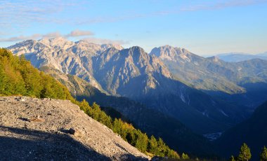 Arnavutluk 'taki Theth Village Arnavutluk Alpleri' nin en yüksek noktası. Bu dağlar Balkanlar 'daki en büyük dağlardan biri..