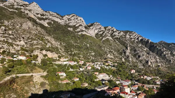 Arnavutluk 'un tarihi Kruje kasabasının manzarası