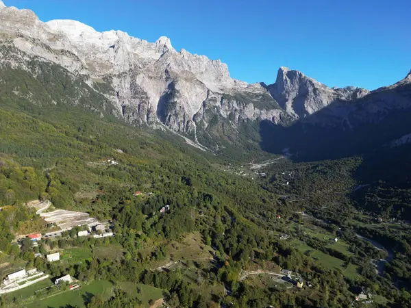 Arnavutluk 'taki Theth Village Arnavutluk Alpleri' nin en yüksek noktası. Bu dağlar Balkanlar 'daki en büyük dağlardan biri..