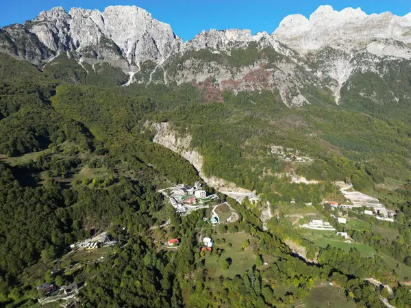 Arnavutluk 'taki Theth Village Arnavutluk Alpleri' nin en yüksek noktası. Bu dağlar Balkanlar 'daki en büyük dağlardan biri..