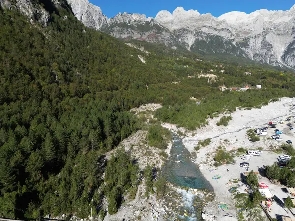 Arnavutluk 'taki Theth Village Arnavutluk Alpleri' nin en yüksek noktası. Bu dağlar Balkanlar 'daki en büyük dağlardan biri..