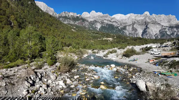 Arnavutluk 'taki Theth Village Arnavutluk Alpleri' nin en yüksek noktası. Bu dağlar Balkanlar 'daki en büyük dağlardan biri..