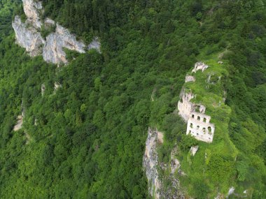 Türkiye 'nin Trabzon kentinde bulunan Kustul Manastırı 752 yılında inşa edilmiştir..