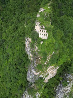Türkiye 'nin Trabzon kentinde bulunan Kustul Manastırı 752 yılında inşa edilmiştir..