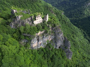 Türkiye 'nin Trabzon kentinde bulunan Kustul Manastırı 752 yılında inşa edilmiştir..