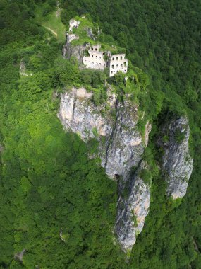 Türkiye 'nin Trabzon kentinde bulunan Kustul Manastırı 752 yılında inşa edilmiştir..