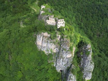 Türkiye 'nin Trabzon kentinde bulunan Kustul Manastırı 752 yılında inşa edilmiştir..