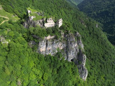 Türkiye 'nin Trabzon kentinde bulunan Kustul Manastırı 752 yılında inşa edilmiştir..