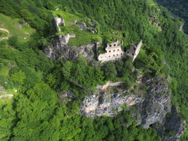 Türkiye 'nin Trabzon kentinde bulunan Kustul Manastırı 752 yılında inşa edilmiştir..