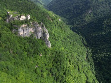 Türkiye 'nin Trabzon kentinde bulunan Kustul Manastırı 752 yılında inşa edilmiştir..