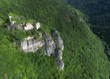 Türkiye 'nin Trabzon kentinde bulunan Kustul Manastırı 752 yılında inşa edilmiştir..