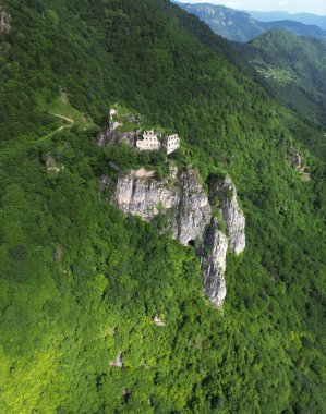 Türkiye 'nin Trabzon kentinde bulunan Kustul Manastırı 752 yılında inşa edilmiştir..