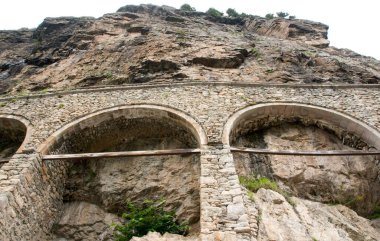 Türkiye 'nin Trabzon kentinde bulunan Sumela Manastırı 386 yılında inşa edilmiştir..