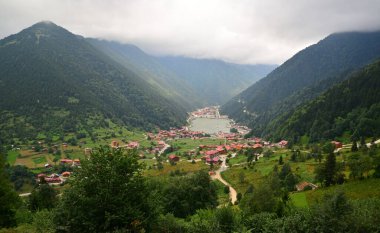 Türkiye 'nin Trabzon kentinde yer alan Uzungol, ülkede en çok ziyaret edilen yerlerden biri..
