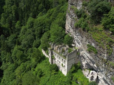 Türkiye 'nin Trabzon kentinde bulunan Vazelon Manastırı Bizans döneminde inşa edildi..