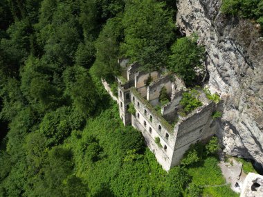 Türkiye 'nin Trabzon kentinde bulunan Vazelon Manastırı Bizans döneminde inşa edildi..