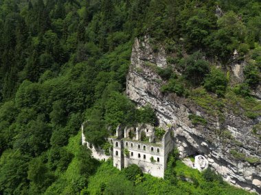 Türkiye 'nin Trabzon kentinde bulunan Vazelon Manastırı Bizans döneminde inşa edildi..