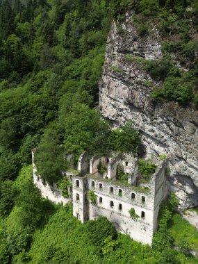 Türkiye 'nin Trabzon kentinde bulunan Vazelon Manastırı Bizans döneminde inşa edildi..