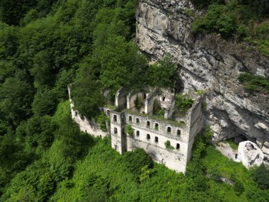 Türkiye 'nin Trabzon kentinde bulunan Vazelon Manastırı Bizans döneminde inşa edildi..