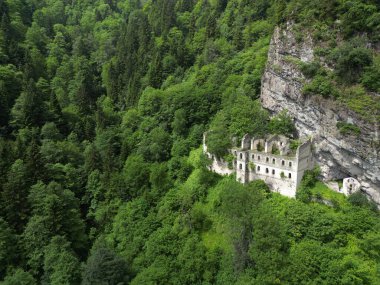 Türkiye 'nin Trabzon kentinde bulunan Vazelon Manastırı Bizans döneminde inşa edildi..